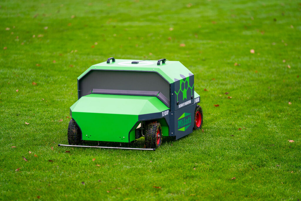 Milati Violette onkruidrobot in actie op het gras